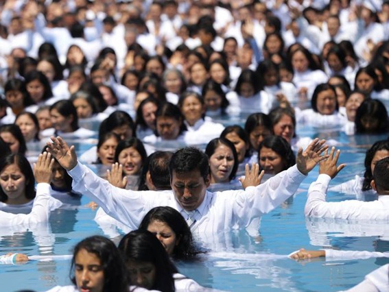 Զանգվածային ջրով մկրտություն Լիմայում